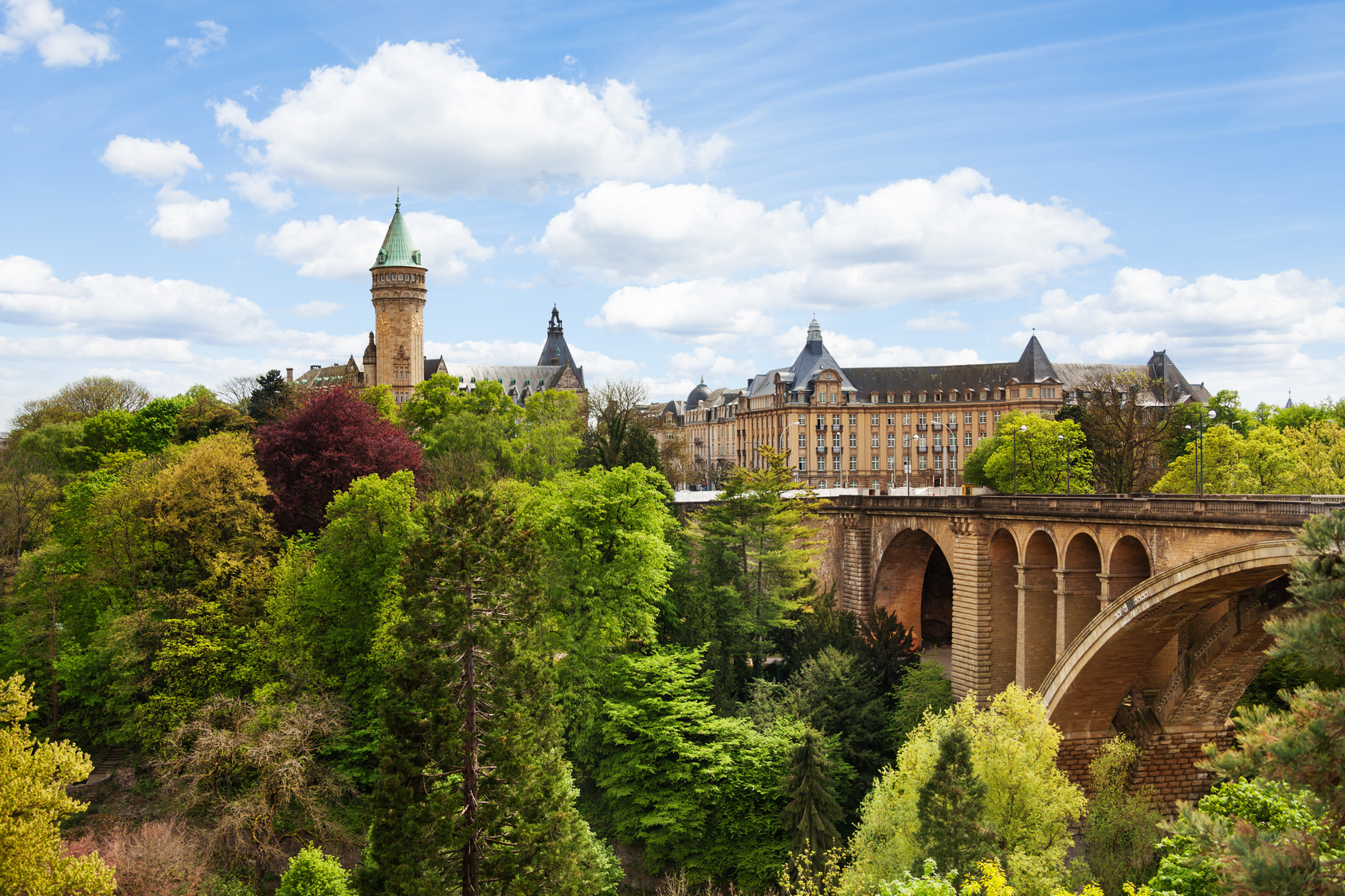 Pont Adolphe mit dem dominanten Turm der Staatsbank und Staatssparkasse Luxemburg. Ermittlungen im Großherzogtum unterscheiden sich oft stark von Einsätzen in Deutschland.