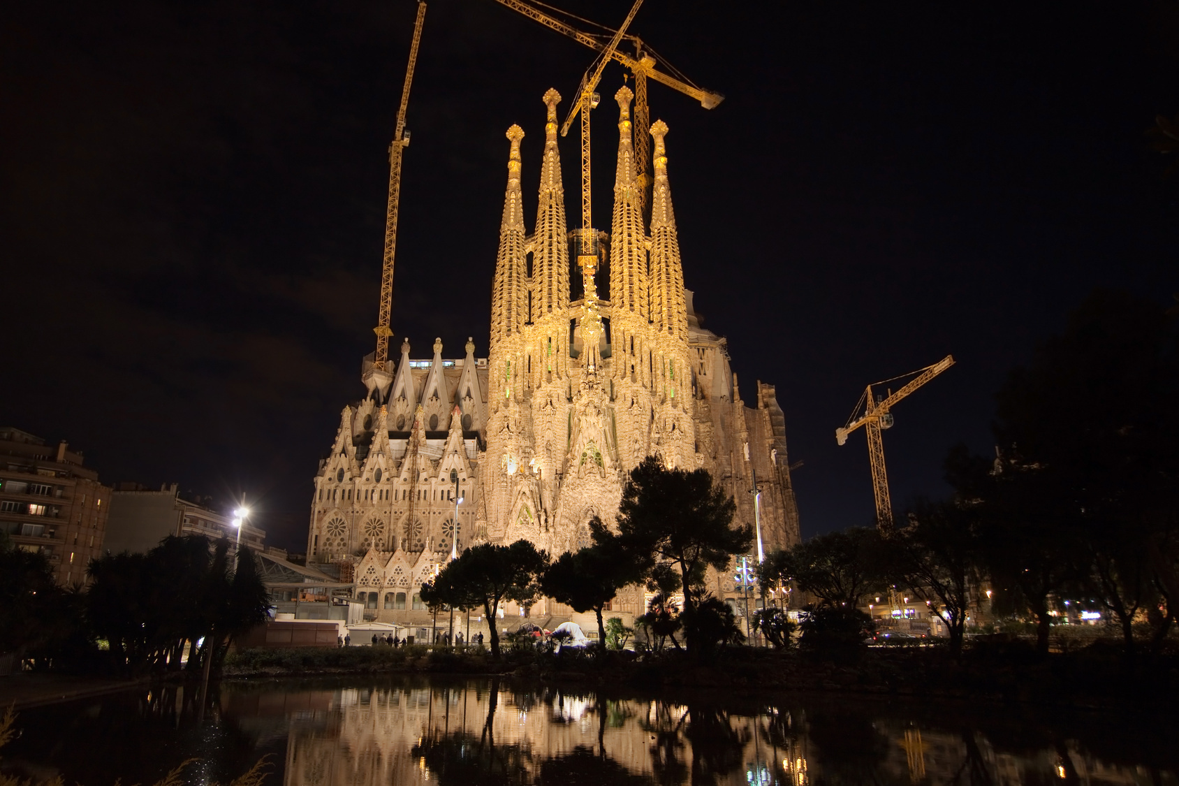 Sagrada Familia mit Baukränen bei Nacht; Kurtz Detektei Trier, Detektiv Trier, Privatdetektiv Luxemburg